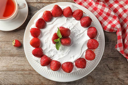 木桌上有草莓的美味蛋糕图片