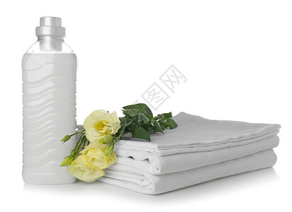 堆叠干净的床单和装有白色背景图片