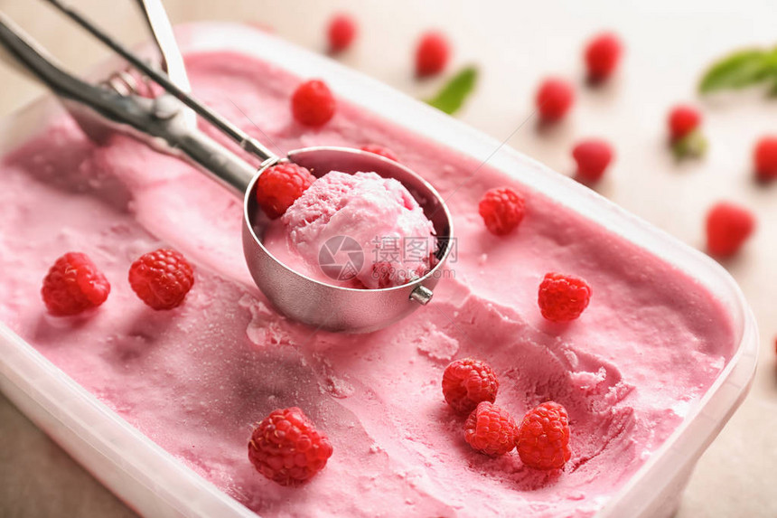 碗边有美味的莓冰淇淋和勺子图片