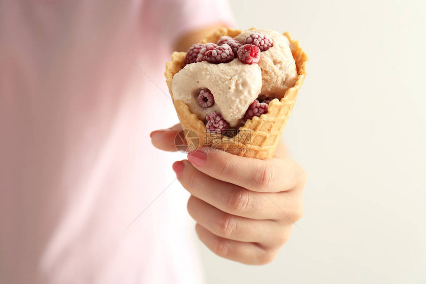 以美味的冰淇淋和草莓为食用华夫图片