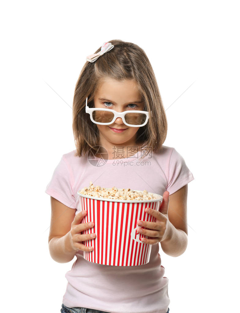 可爱的小女孩与一杯爆米花穿着3D电影眼图片