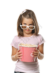 可爱的小女孩与一杯爆米花穿着3D电影眼背景图片