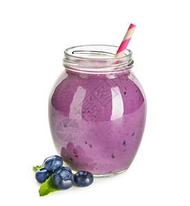 白色背景的美味蓝莓冰沙玻璃罐图片
