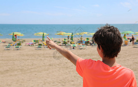 小男孩在夏天从海滩图片