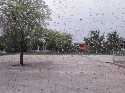 雨滴落在玻璃上图片