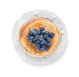 白色背景中带有美味煎饼和蓝莓的盘子图片