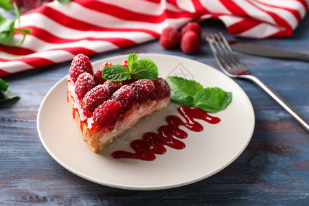 配上一盘美味的红莓芝士蛋糕图片