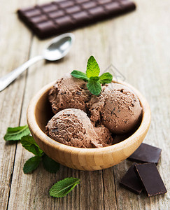 碗和巧克力冰淇淋在图片