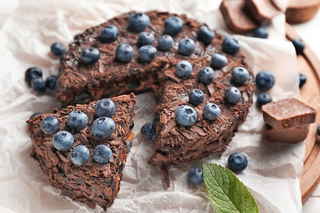 木板上美味的蓝莓蛋糕巧克力图片