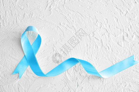 浅色背景上的蓝丝带前列腺癌概念图片