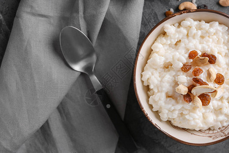 美味米饭布丁桌上碗里有图片