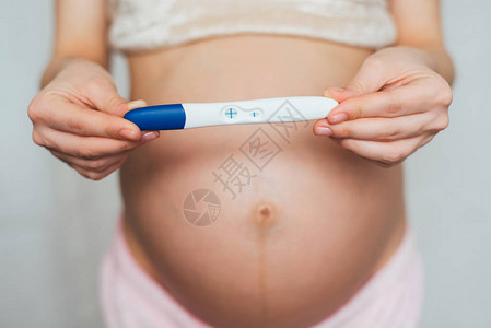 怀孕女童在腹部下方的怀孕女孩手中进行阳妊图片
