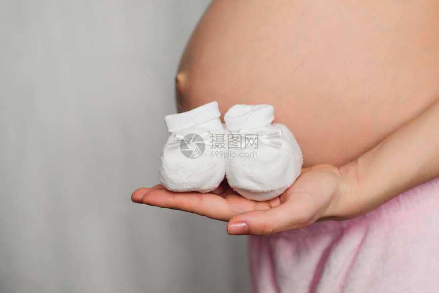 孕妇在腹中等待婴儿的胎儿背景下图片