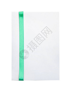 白色背景上带绿丝带的空白纸图片