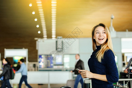 硕放机场年轻女孩在机场候机厅放着智能手机背景