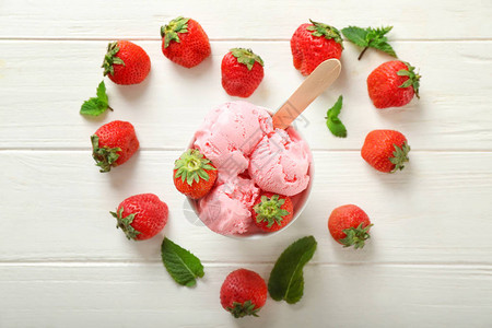 白色木质背景上美味草莓冰淇淋的组合图片