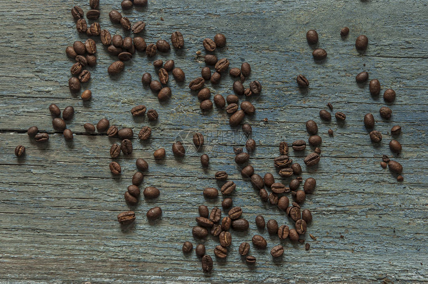 散落在木桌上的咖啡豆图片