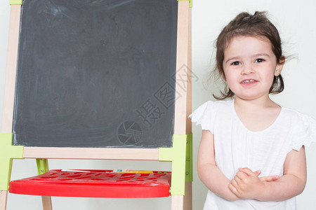 女童与玩具黑板一起玩回图片