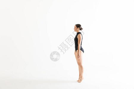 在白工作室练习芭蕾舞的脚趾上站立的叶色女图片