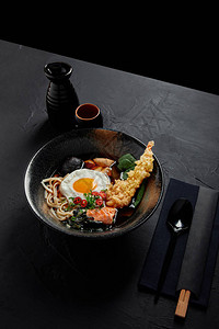 鱼碗中美味的传统日本菜汤和筷子和勺图片