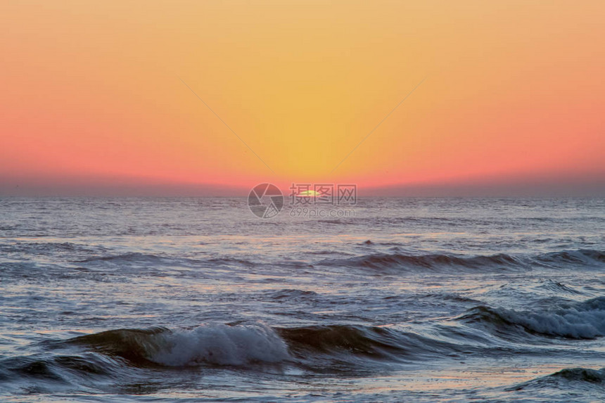 太平洋波浪之上的图片