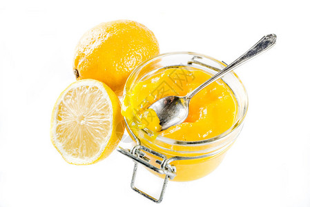 以玻璃罐子和新鲜柠檬隔绝在白色背景上的鲜柠檬图片