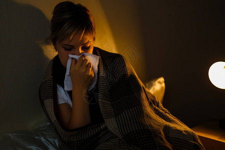 病妇流感女人感冒了打喷嚏进入组织图片