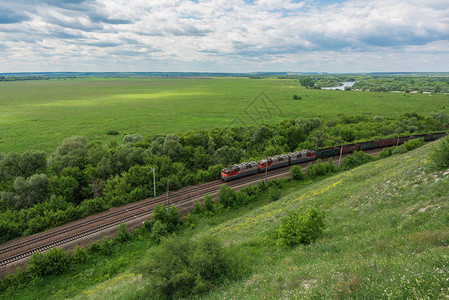 有机车的货运列车在俄罗斯通过铁路图片