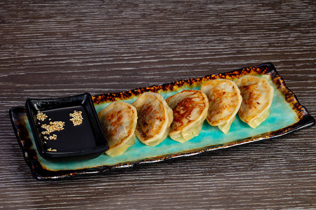 美味的gedza饺子配虾图片