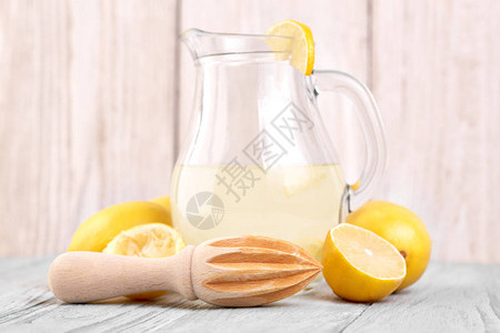 鲜榨柠檬汁一杯挤柠檬汁和周围的柠檬维生素柑橘图片