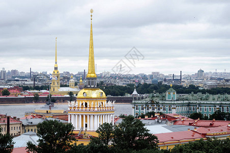 从俄罗斯圣彼得堡圣以撒大教堂看海军部彼得保图片