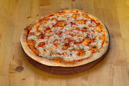 披萨配奶酪和西红柿图片