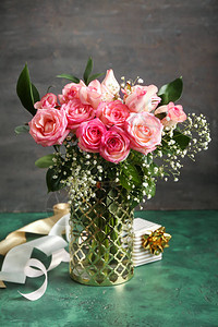 彩桌上有美丽玫瑰的花瓶图片