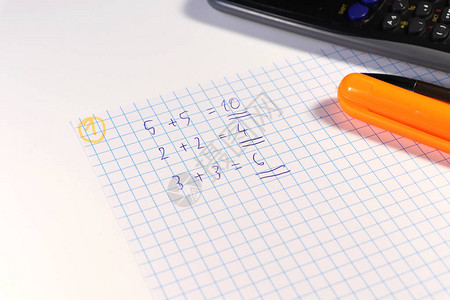 小时开始前用计算器计算数学课的许多困难示例橙色毡图片