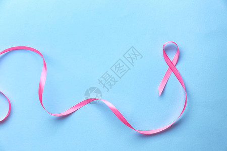 彩色背景上的粉红丝带乳腺癌概念图片