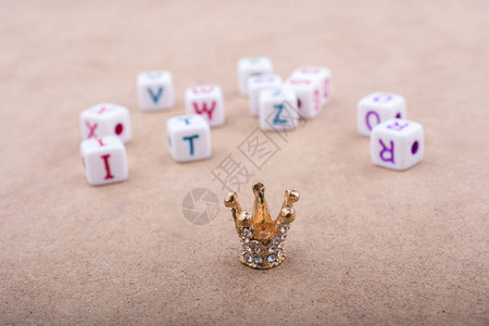字母立方体前的皇冠模型图片