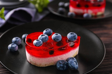 盘子上美味的蓝莓甜点特写图片