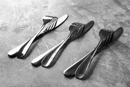 灰色桌子上的叉子和刀子图片