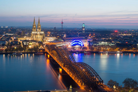 科隆与科隆大教堂在德国清晨蓝图片