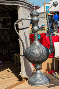 古玩市场中东方风格的古金属壶背景图片
