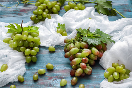 木桌上新鲜成熟的葡萄背景图片