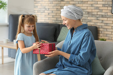 在家接受化疗后小女孩向母亲图片
