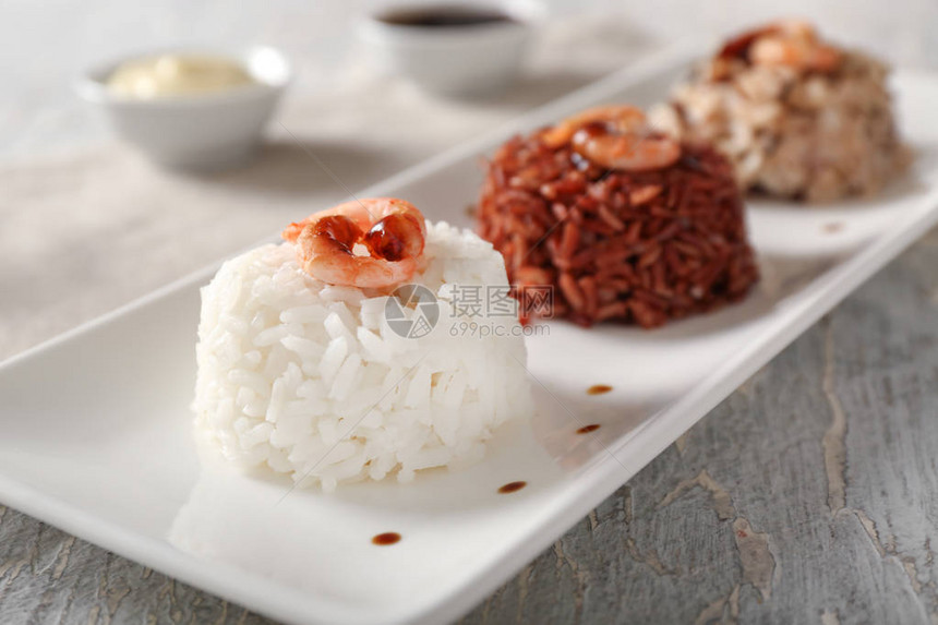 不同的煮饭大米和盘子图片