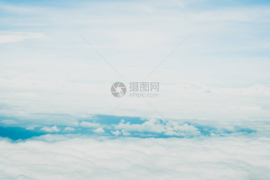 云层上空的飞机视图空间复制件蓝色的天空和太阳光抽图片