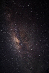 夜空中有银河和星尘图片