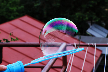 附在气泡鼓风机上的彩色气泡用作装饰图片
