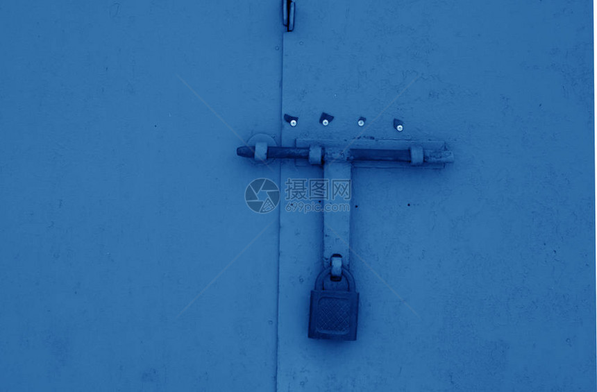 金属门上的旧锁上面有海军蓝色背图片