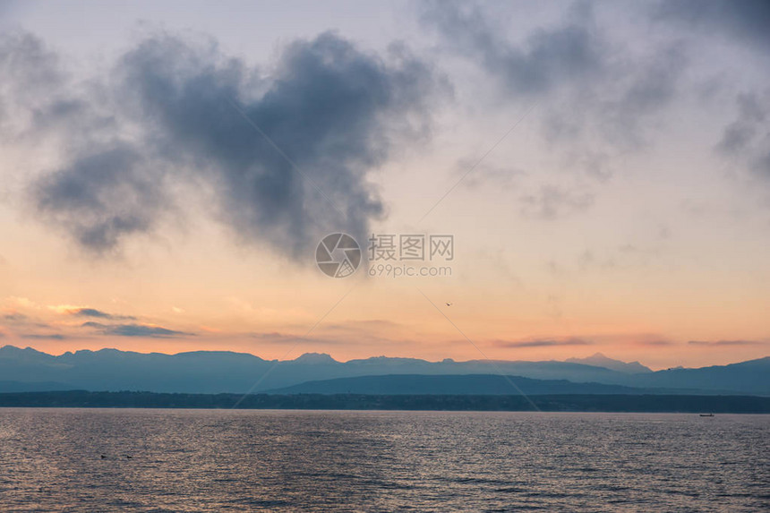 在莱曼湖和圣博蓝山脉上形成红图片