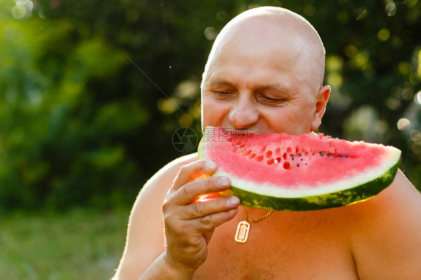 吃西瓜的白发老人炎热的夏日七月图片