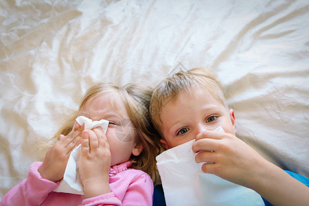 孩子擦鼻涕感染或图片